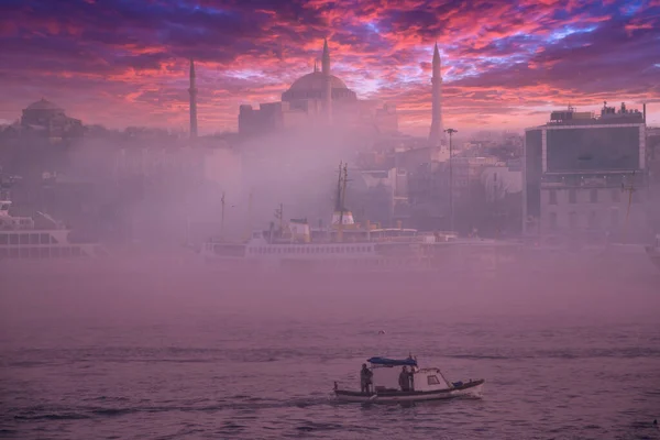 Ayasofya Stanbul Türkiye Dramatik Bir Gökyüzü Sis Içindeki Ayasofya Görkemli — Stok fotoğraf