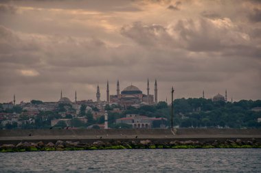 Ayasofya, günbatımında İstanbul 'un tarihi bir simgesidir. Türk Camii 'nin panoramik manzarası. Ayasofya Bizans İmparatorluğu 'nun en büyük Hristiyan tapınağıydı..