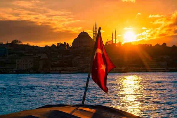 Bandera Turquía Puesta Sol Frente Mezquita Suleymaniye Imagen de stock