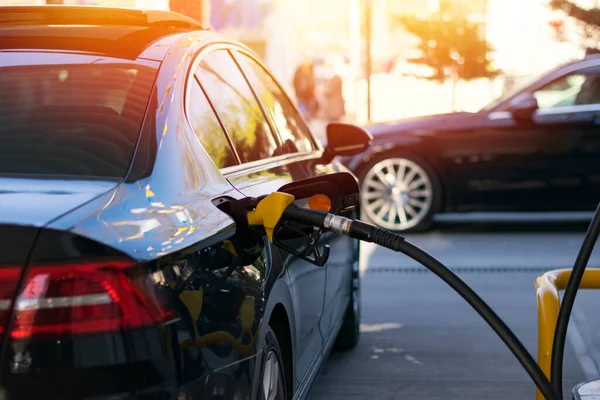 Yakıt pompasında yakıt ikmali yapan araçlar. Şoför, benzin alıp benzini benzin istasyonunda benzinle dolduruyor. Benzin istasyonunda yakıt ikmali..