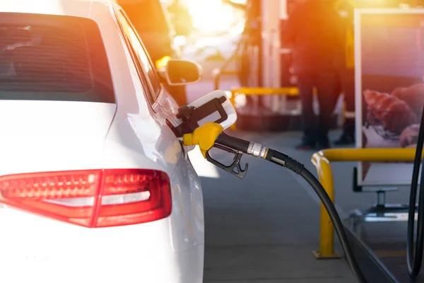 Yakıt pompasında yakıt ikmali yapan araçlar. Şoför, benzin alıp benzini benzin istasyonunda benzinle dolduruyor. Benzin istasyonunda yakıt ikmali..