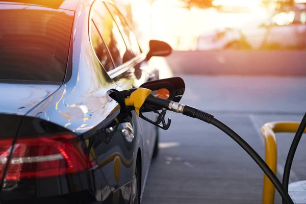 Yakıt pompasında yakıt ikmali yapan araçlar. Şoför, benzin alıp benzini benzin istasyonunda benzinle dolduruyor. Benzin istasyonunda yakıt ikmali..