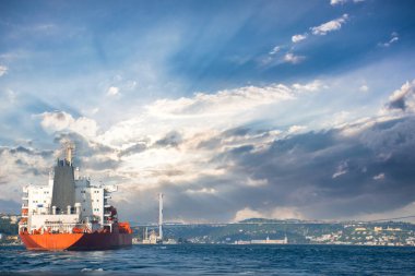 Boğaz 'da kargo gemisi. Yolcu gemisi Boğaz 'dan Boğaz Köprüsü' ne doğru gidiyor..