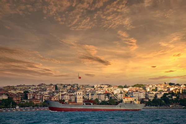 Het Uitzicht Maiden Tower Het Vrachtschip Door Bosporus — Stockfoto