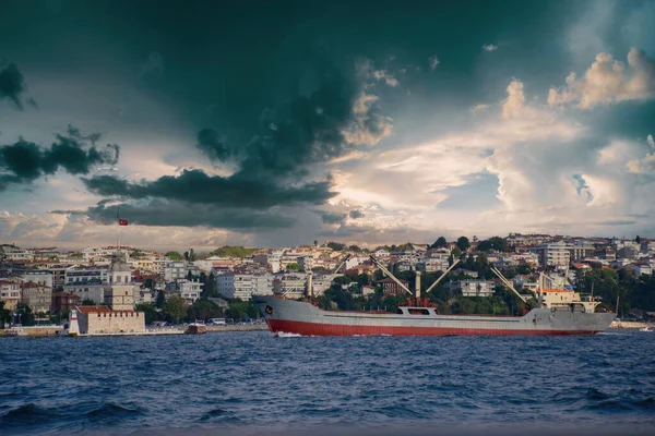 Вид Девичьей Башни Грузового Корабля Проходящего Через Босфор — стоковое фото