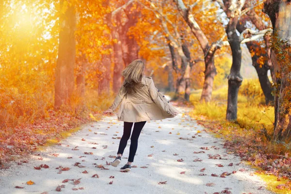 Mädchen Laufen Wald Bei Sonnenuntergang Herbst Laufmädchen Waldwegeumgebung Mit Fallenden — Stockfoto