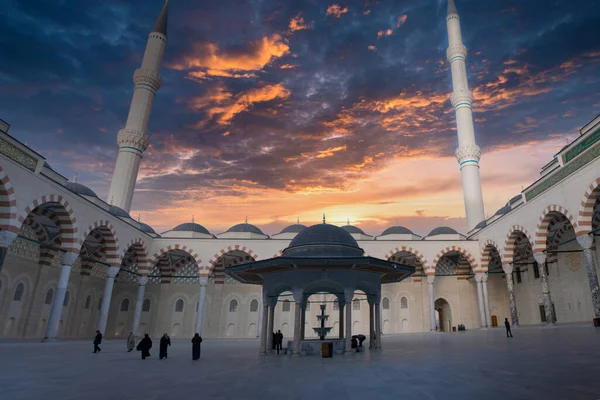 Mosquée Camlica Particularité Être Grande Mosquée Turquie Photo Prise Mars — Photo