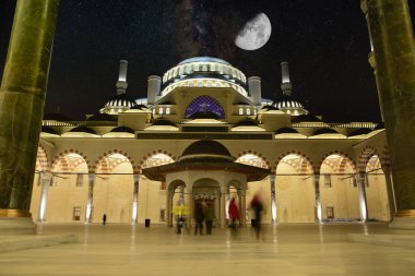 Camlica Camii. Camlica Camii 'nden dolunay manzaralı. Fotoğraf 29 Mart 2019 'da çekildi:. 