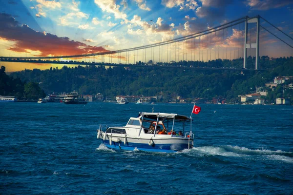 Istanbul Turkije 2023 Huur Jacht Cruise Bij Bosporus Juli Martelaarsbrug — Stockfoto