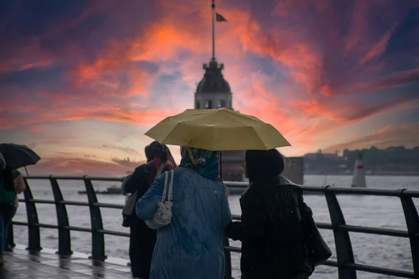 Istanbul Turchia 2023 Donne Che Camminano Sotto Pioggia Famosa Torre — Foto Stock