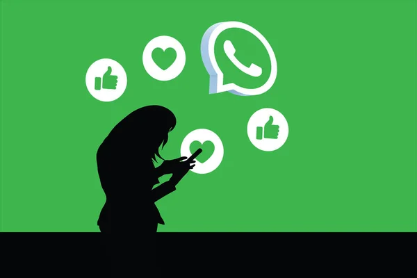 İstanbul, Türkiye - 15 Temmuz 2023: Bir akıllı telefondan WhatsApp çevrimiçi mesaj servisi logosu. Şu zımbırtıyı kullanırken telefonu tutan kızın silueti..