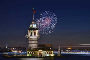 Güzel havai fişek yakınındaki kızlık Kulesi Istanbul, Türkiye