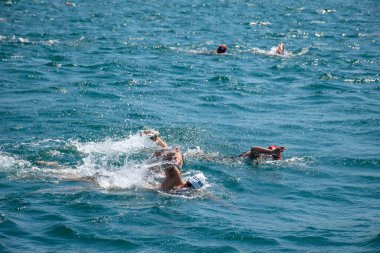 İstanbul, Türkiye, 20.08.2023: Boğazdaki Boğaz Kıtalararası Yüzme Yarışması 'ndan yüzücüler.