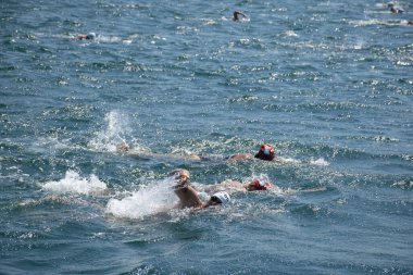 İstanbul, Türkiye, 20.08.2023: Boğazdaki Boğaz Kıtalararası Yüzme Yarışması 'ndan yüzücüler.