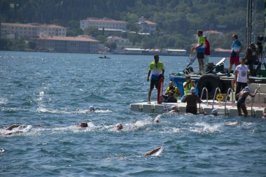 İstanbul, Türkiye, 20.08.2023: Samsung Boğazı 'nda Kıta Yüzme Yarışması' nı bitiren yüzücüler.