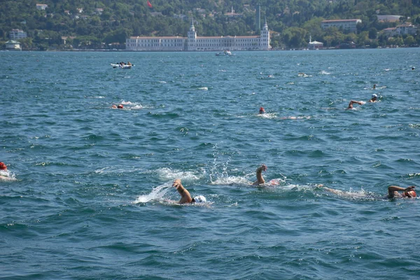 Istambul Turquia 2023 Imagens Nadadores Bosphorus Intercontinental Swimming Competition Bósforo — Fotografia de Stock