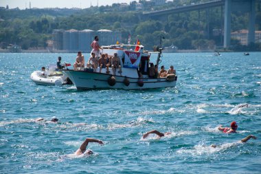 İstanbul, Türkiye, 20.08.2023: Boğazdaki Boğaz Kıtalararası Yüzme Yarışması 'ndan yüzücüler.