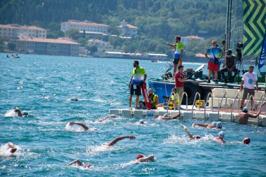 İstanbul, Türkiye, 20.08.2023: Boğazdaki Boğaz Kıtalararası Yüzme Yarışması 'ndan yüzücüler.