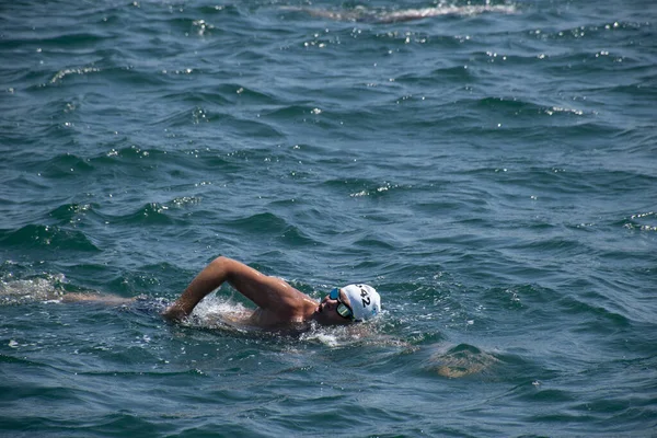 Stanbul Türkiye 2023 Boğazdaki Boğaz Kıtalararası Yüzme Yarışması Ndan Yüzücüler — Stok fotoğraf