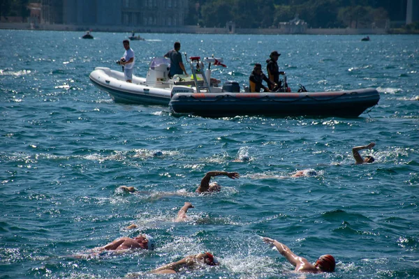 Istambul Turquia 2023 Imagens Nadadores Bosphorus Intercontinental Swimming Competition Bósforo — Fotografia de Stock