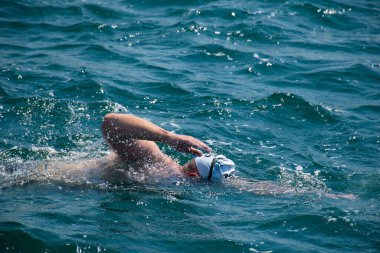 İstanbul, Türkiye, 20.08.2023: Boğazdaki Boğaz Kıtalararası Yüzme Yarışması 'ndan yüzücüler.