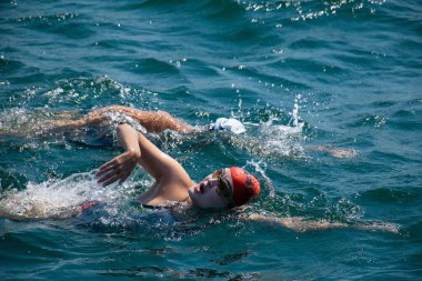 İstanbul, Türkiye, 20.08.2023: Boğazdaki Boğaz Kıtalararası Yüzme Yarışması 'ndan yüzücüler.