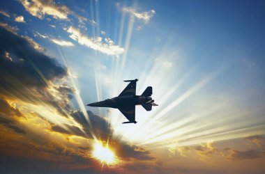 İstanbul, Boğaz, 29.10.2023 Türk Yıldızı, Cumhuriyetin 100. yıldönümünde İstanbul 'da sahne alacak. Türk Hava Kuvvetleri 'nin F-16C Savaşan Şahini havada süzülüyor.