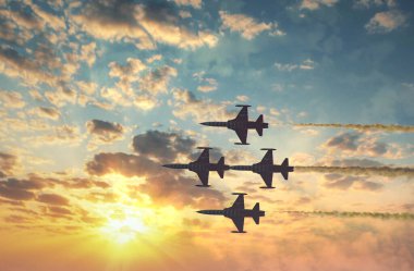 İstanbul, Boğaz, 29.10.2023 Türk Yıldızı, Cumhuriyetin 100. yıldönümünde İstanbul 'da sahne alacak. Türk Hava Kuvvetleri 'nin F-16C Savaşan Şahini havada süzülüyor.