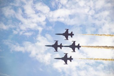 İstanbul, Boğaz, 29.10.2023 Türk Yıldızı, Cumhuriyetin 100. yıldönümünde İstanbul 'da sahne alacak. Türk Hava Kuvvetleri 'nin F-16C Savaşan Şahini havada süzülüyor.