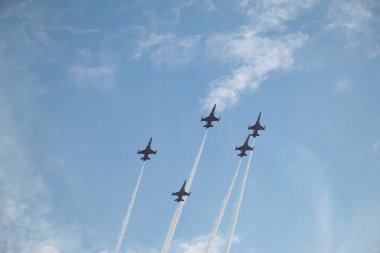 İstanbul, Boğaz, 29.10.2023 Türk Yıldızı, Cumhuriyetin 100. yıldönümünde İstanbul 'da sahne alacak. Türk Hava Kuvvetleri 'nin F-16C Savaşan Şahini havada süzülüyor.