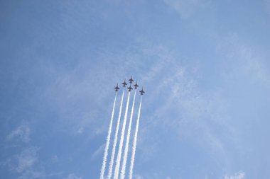 İstanbul, Boğaz, 29.10.2023 Türk Yıldızı, Cumhuriyetin 100. yıldönümünde İstanbul 'da sahne alacak. Türk Hava Kuvvetleri 'nin F-16C Savaşan Şahini havada süzülüyor.