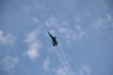 İstanbul, Boğaz, 29.10.2023 Türk Yıldızı, Cumhuriyetin 100. yıldönümünde İstanbul 'da sahne alacak. Türk Hava Kuvvetleri 'nin F-16C Savaşan Şahini havada süzülüyor.