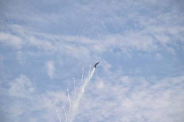 İstanbul, Boğaz, 29.10.2023 Türk Yıldızı, Cumhuriyetin 100. yıldönümünde İstanbul 'da sahne alacak. Türk Hava Kuvvetleri 'nin F-16C Savaşan Şahini havada süzülüyor.