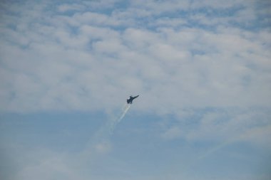 İstanbul, Boğaz, 29.10.2023 Türk Yıldızı, Cumhuriyetin 100. yıldönümünde İstanbul 'da sahne alacak. Türk Hava Kuvvetleri 'nin F-16C Savaşan Şahini havada süzülüyor.