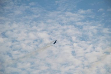 İstanbul, Boğaz, 29.10.2023 Türk Yıldızı, Cumhuriyetin 100. yıldönümünde İstanbul 'da sahne alacak. Türk Hava Kuvvetleri 'nin F-16C Savaşan Şahini havada süzülüyor.