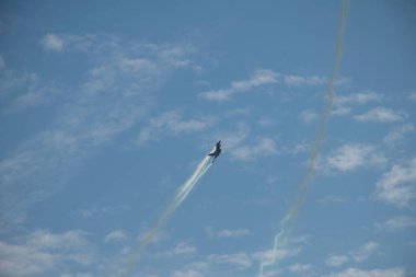 İstanbul, Boğaz, 29.10.2023 Türk Yıldızı, Cumhuriyetin 100. yıldönümünde İstanbul 'da sahne alacak. Türk Hava Kuvvetleri 'nin F-16C Savaşan Şahini havada süzülüyor.