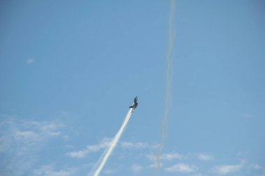 İstanbul, Boğaz, 29.10.2023 Türk Yıldızı, Cumhuriyetin 100. yıldönümünde İstanbul 'da sahne alacak. Türk Hava Kuvvetleri 'nin F-16C Savaşan Şahini havada süzülüyor.