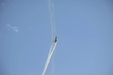 İstanbul, Boğaz, 29.10.2023 Türk Yıldızı, Cumhuriyetin 100. yıldönümünde İstanbul 'da sahne alacak. Türk Hava Kuvvetleri 'nin F-16C Savaşan Şahini havada süzülüyor.