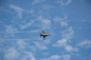 İstanbul, Boğaz, 29.10.2023 Türk Yıldızı, Cumhuriyetin 100. yıldönümünde İstanbul 'da sahne alacak. Türk Hava Kuvvetleri 'nin F-16C Savaşan Şahini havada süzülüyor.