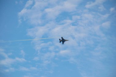 İstanbul, Boğaz, 29.10.2023 Türk Yıldızı, Cumhuriyetin 100. yıldönümünde İstanbul 'da sahne alacak. Türk Hava Kuvvetleri 'nin F-16C Savaşan Şahini havada süzülüyor.