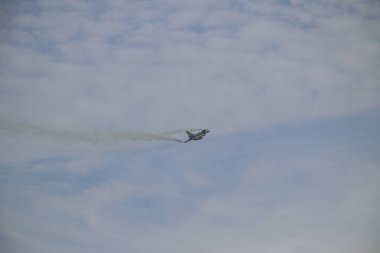 İstanbul, Boğaz, 29.10.2023 Türk Yıldızı, Cumhuriyetin 100. yıldönümünde İstanbul 'da sahne alacak. Türk Hava Kuvvetleri 'nin F-16C Savaşan Şahini havada süzülüyor.