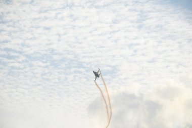 İstanbul, Boğaz, 29.10.2023 Türk Yıldızı, Cumhuriyetin 100. yıldönümünde İstanbul 'da sahne alacak. Türk Hava Kuvvetleri 'nin F-16C Savaşan Şahini havada süzülüyor.