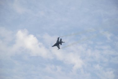 İstanbul, Boğaz, 29.10.2023 Türk Yıldızı, Cumhuriyetin 100. yıldönümünde İstanbul 'da sahne alacak. Türk Hava Kuvvetleri 'nin F-16C Savaşan Şahini havada süzülüyor.