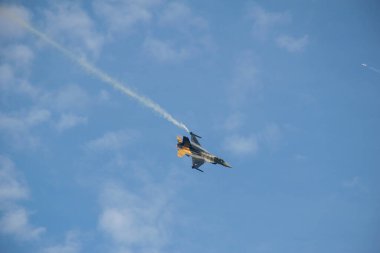 İstanbul, Boğaz, 29.10.2023 Türk Yıldızı, Cumhuriyetin 100. yıldönümünde İstanbul 'da sahne alacak. Türk Hava Kuvvetleri 'nin F-16C Savaşan Şahini havada süzülüyor.