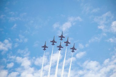 İstanbul, Boğaz, 29.10.2023 Türk Yıldızı, Cumhuriyetin 100. yıldönümünde İstanbul 'da sahne alacak. Türk Hava Kuvvetleri 'nin F-16C Savaşan Şahini havada süzülüyor.