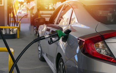 Yakıt pompasında yakıt ikmali yapan araçlar. Şoför, benzin alıp benzini benzin istasyonunda benzinle dolduruyor. Benzin istasyonunda yakıt ikmali..