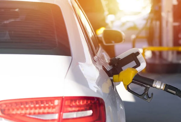 Yakıt pompasında yakıt ikmali yapan araçlar. Şoför, benzin alıp benzini benzin istasyonunda benzinle dolduruyor. Benzin istasyonunda yakıt ikmali..