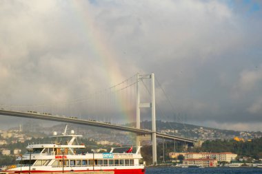 Gökkuşağı ile 15 Temmuz Şehitler Köprüsü ve Ortaklık Camii manzarası.