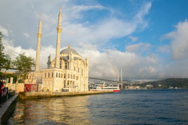 Gökkuşağı ile 15 Temmuz Şehitler Köprüsü ve Ortaklık Camii manzarası.