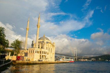 Gökkuşağı ile 15 Temmuz Şehitler Köprüsü ve Ortaklık Camii manzarası.